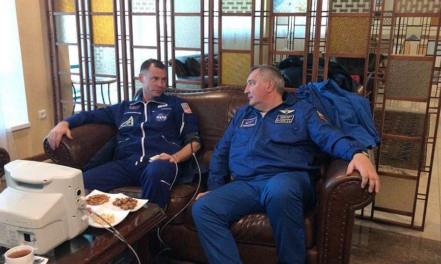 Космонавт NASA Ник Хейг (слева) и генеральный директор Роскосмоса Дмитрий Рогозин