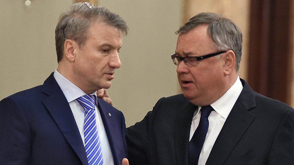 Президент-председатель правления ВТБ Андрей Костин (справа) и глава Сбербанка Герман Греф