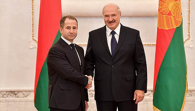 Посол России Михаил Бабич (слева) и президент Белоруссии Александр Лукашенко