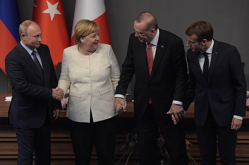 Слева направо: президент России Владимир Путин, канцлер Германии Ангела Меркель и президенты Турции и Франции Реджеп Тайип Эрдоган и Эмманюэль Макрон