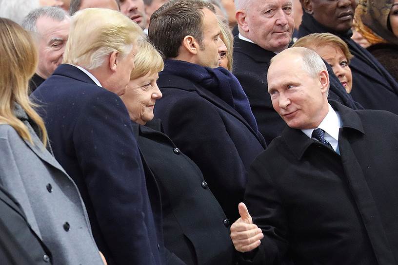 Слева направо: Мелания Трамп, президент США Дональд Трамп, канцлер Германии Ангела Меркель, президент Франции Эмманюэль Макрон с женой Брижит и президент России Владимир Путин