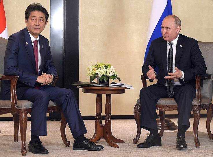 Премьер-министр Японии Синдзо Абэ (слева) и президент России Владимир Путин