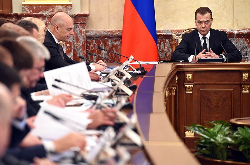 Председатель правительства России Дмитрий Медведев (справа) и вице-премьер—министр  финансов Антон Силуанов