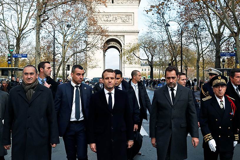 Президент Франции Эмманюэль Макрон (второй слева)