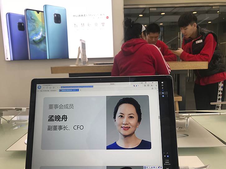 На экране планшетного компьютера Huawei фотография финансового директора компании Мэн Ваньчжоу