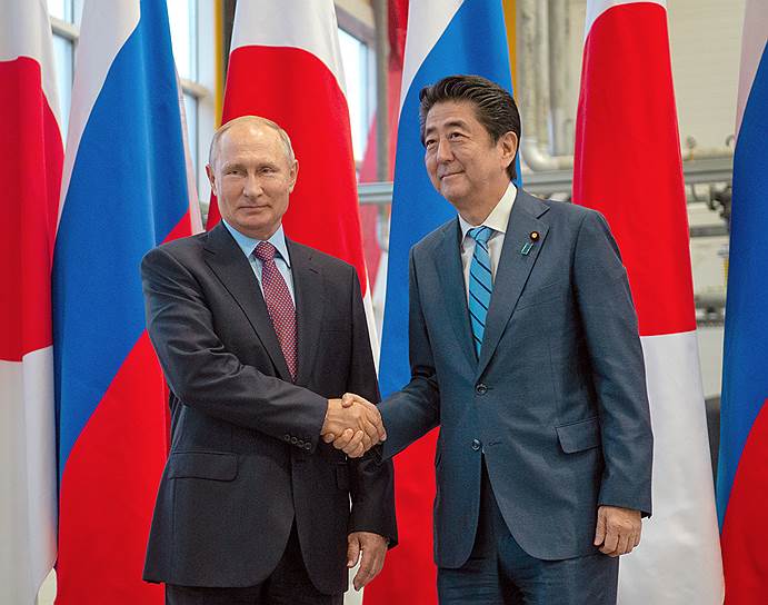 Президент России Владимир Путин (слева) и премьер-министр Японии Синдзо Абэ (справа)