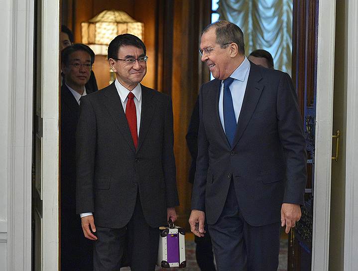 Министры иностранных дел Японии и России Таро Коно (слева) и Сергей Лавров