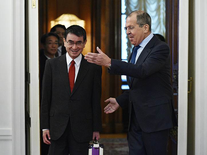 Министр иностранных дел Японии Таро Коно (слева) и министр иностранных дел России Сергей Лавров