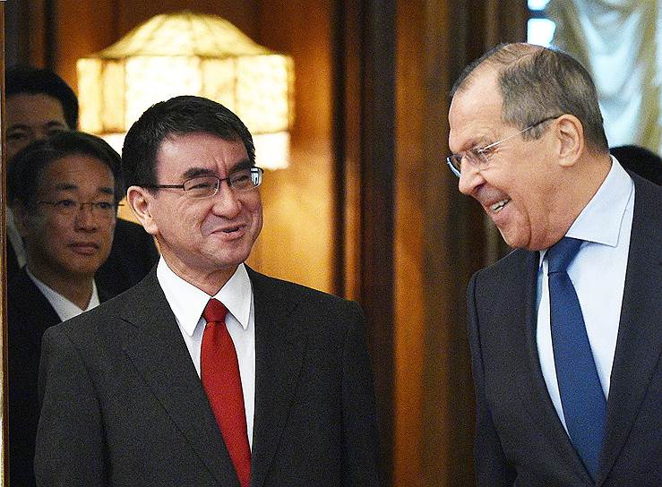 Министр иностранных дел Японии Таро Коно и министр иностранных дел России Сергей Лавров