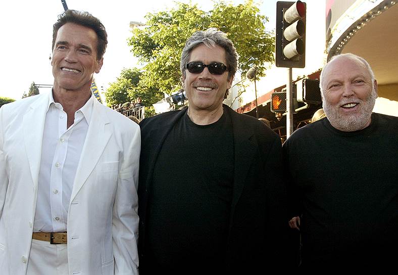 Слева направо: актер Арнольд Шварценеггер, продюсеры Марио Кассар и Эндрю Вайна