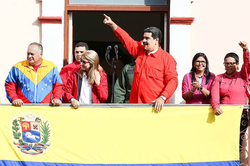 Николас Мадуро, выступая с балкона президентского дворца заявил, что за попыткой госпереворота в стране стоят США