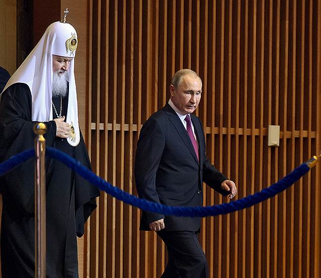 Президент России Владимир Путин (справа)