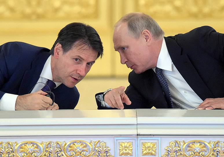 Премьер-министр Италии Джузеппе Конте (слева) и президент России Владимир Путин