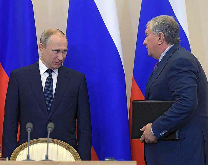Президент России Владимир Путин (слева) и глава &quot;Роснефти&quot; Игорь Сечин