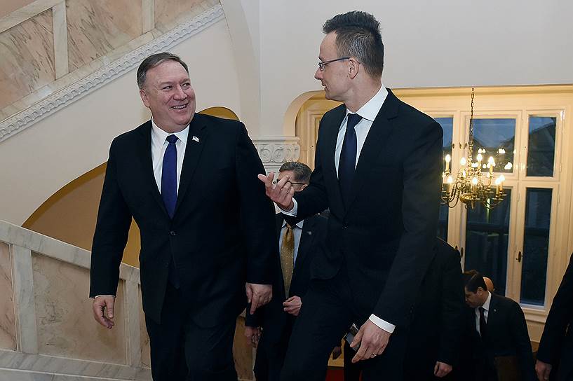 Госсекретарь США Майк Помпео (слева) и глава МИД Венгрии Петер Сийярто