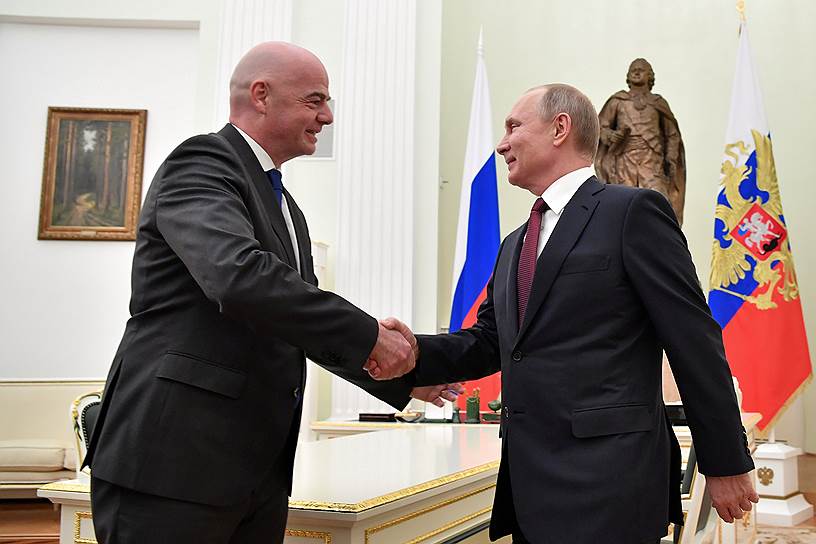 Президент FIFA Джанни Инфантино (слева) и президент России Владимир Путин