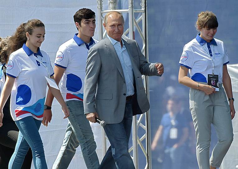 Президент России Владимир Путин во время встречи с участниками молодежного форума в Пятигорске