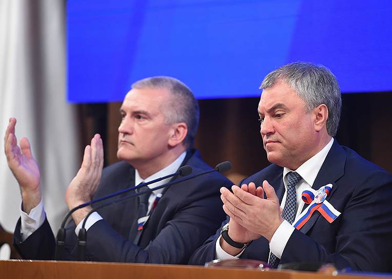 Глава республики Крым Сергей Аксенов (слева) и председатель Государственной думы Вячеслав Володин (справа)