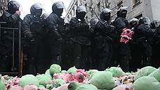Националисты забросали администрацию Порошенко в Киеве плюшевыми свиньями
