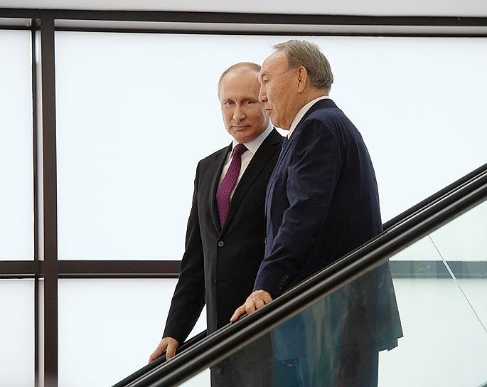 Президенты России и Казахстана Владимир Путин (слева) и Нурсултан Назарбаев