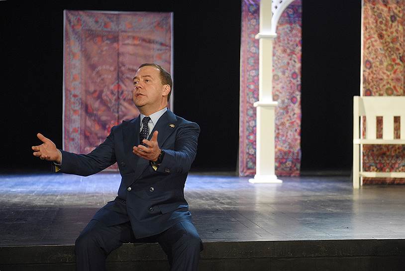 Председатель правительства России Дмитрий Медведев во время посещения Учебного театра ГИТИСа