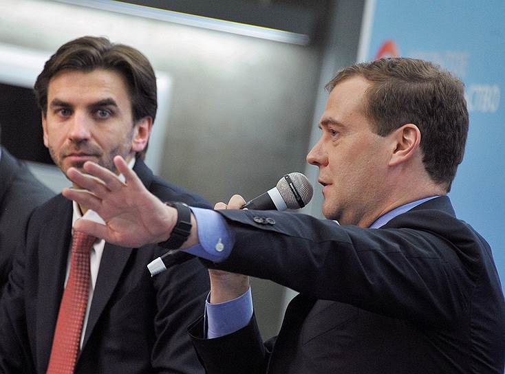 Бывший министр «Открытого правительства» Михаил Абызов (слева) и премьер-министр России Дмитрий Медведев