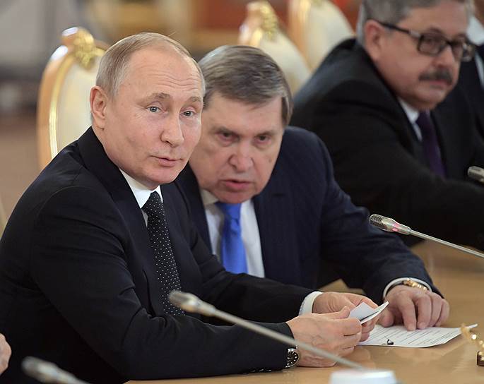 Президент России Владимир Путин (слева) и помощник президента России Юрий Ушаков