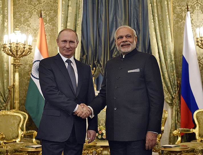 Президент России Владимир Путин (слева) и премьер-министр Индии Нарендра Моди