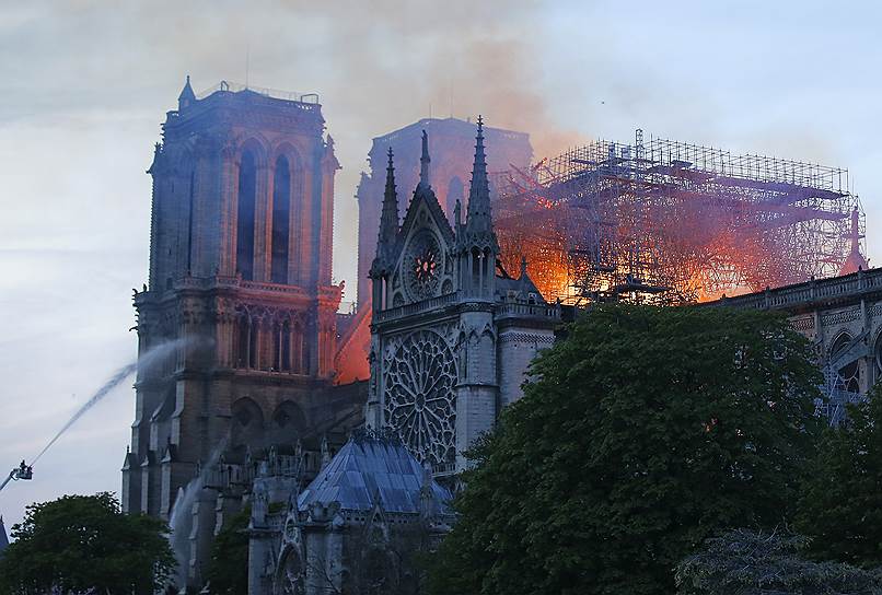 «Как больно видеть эту ужасную картину горящего собора. Нотр-Дам — символ Франции и нашей европейской культуры. Мыслями мы с нашими друзьями-французами»,— передала через своего пресс-секретаря канцлер Германии Ангела Меркель
