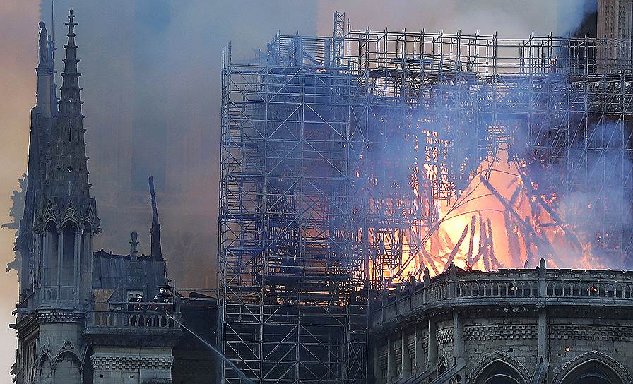 Представитель собора Андре Фино уточнил, что пожар повредил перекрытия XIX и XIII веков