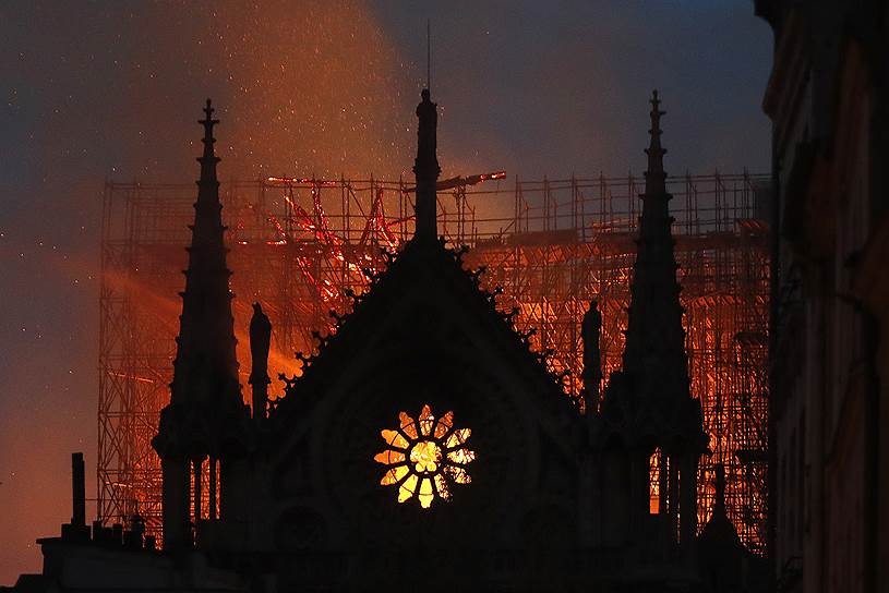 Председатель Европейской комиссии Жан-Клод Юнкер назвал пожар в соборе «трагедией для наследия всего человечества»
