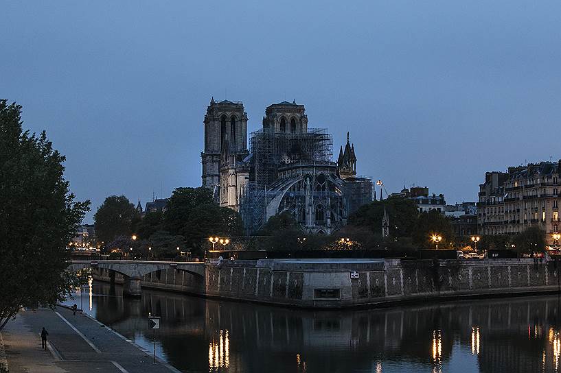 Пожар в соборе Парижской Богоматери был потушен около 10 часов утра 16 апреля