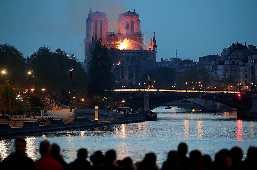 Президент Франции Эмманюэль Макрон сообщил в своем Twitter, что тяжело переживает пожар в Нотр-Даме