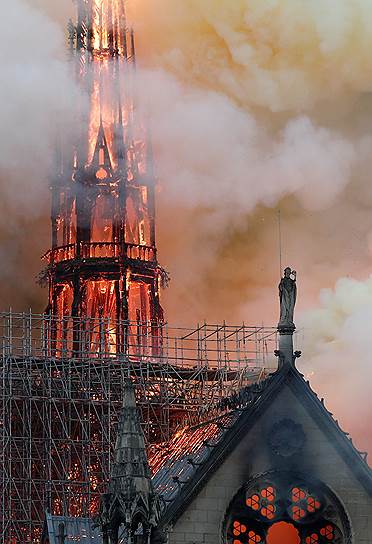 Как сообщает газета Le Figaro, пожар не затронул реликвии, хранившиеся в соборе (Терновый венец и часть креста Иисуса)