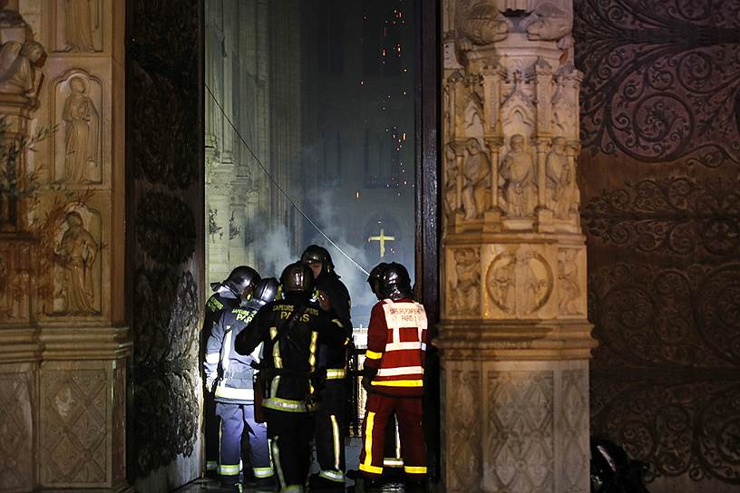 Пожарные сообщили, что основную конструкцию собора удалось спасти