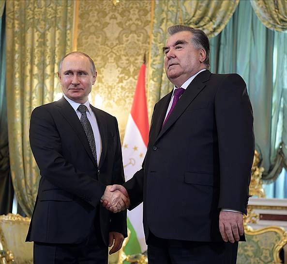 Президент России Владимир Путин (слева) и президент  Таджикистана Эмомали Рахмон