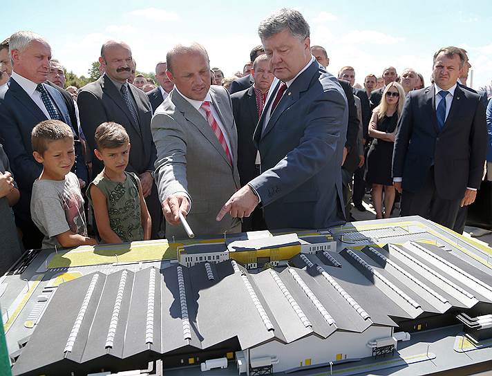 Президент Украины Петр Порошенко (второй справа) и председатель львовской областной государственной администрации Олег Синютка (справа)