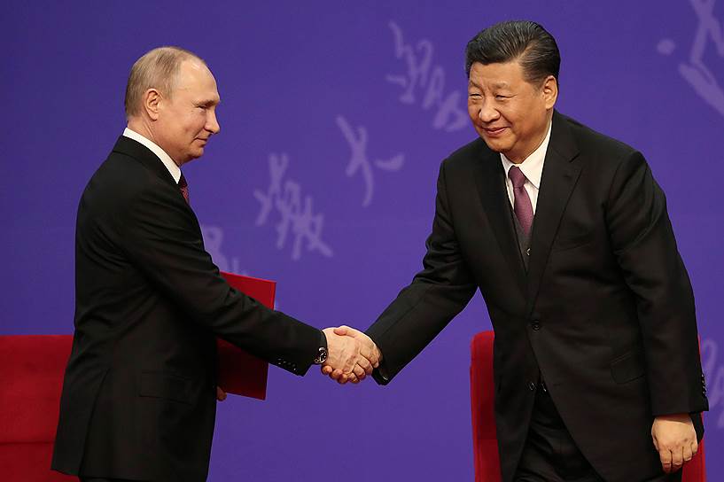 Президент России Владимир Путин (слева) и лидер КНР Си Цзиньпин