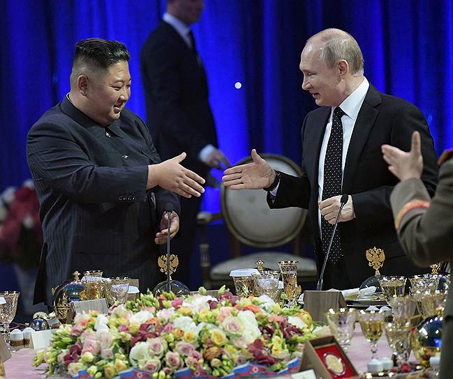 Лидер КНДР Ким Чен Ын (слева) и президент России Владимир Путин