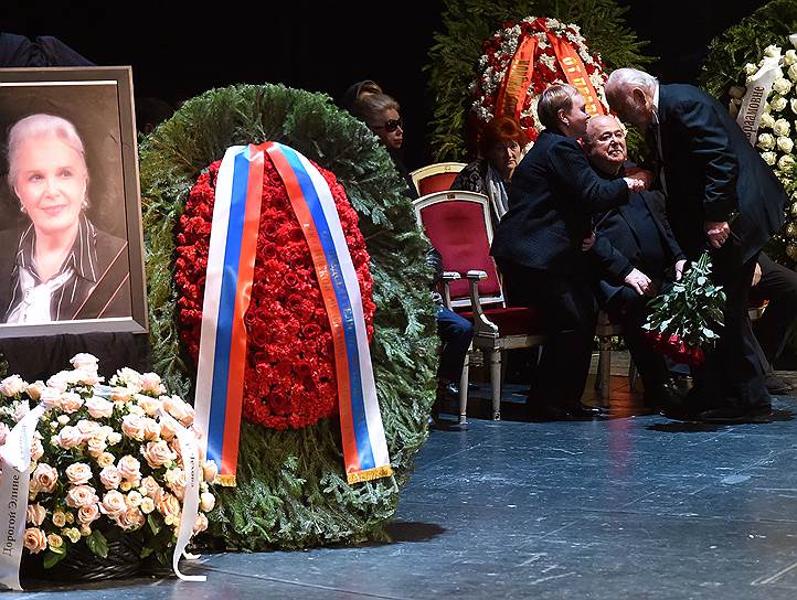 Церемония прощания с народной артисткой СССР Элиной Быстрицкой прошла на основной сцене Государственного академического Малого театра в Москве