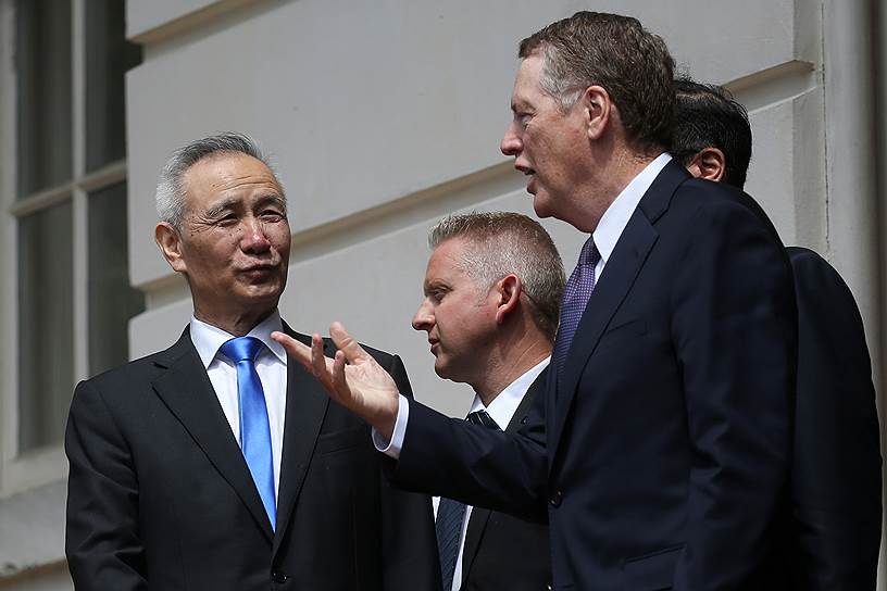 Вице-премьер КНР Лю Хэ (слева) и торговый представитель США Роберт Лайтгайзер (справа)