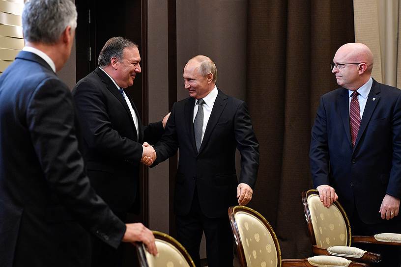 Госсекретарь США Майк Помпео (слева) и президент России Владимир Путин (в центре)
