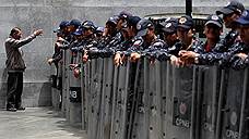 Спецназ не пускает оппозиционных депутатов Венесуэлы в здание парламента