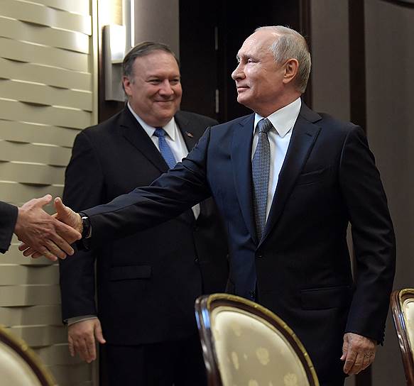 Государственный секретарь США Майк Помпео (слева) и президент России Владимир Путин