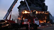 Крупный автосалон горит в Кемерово
