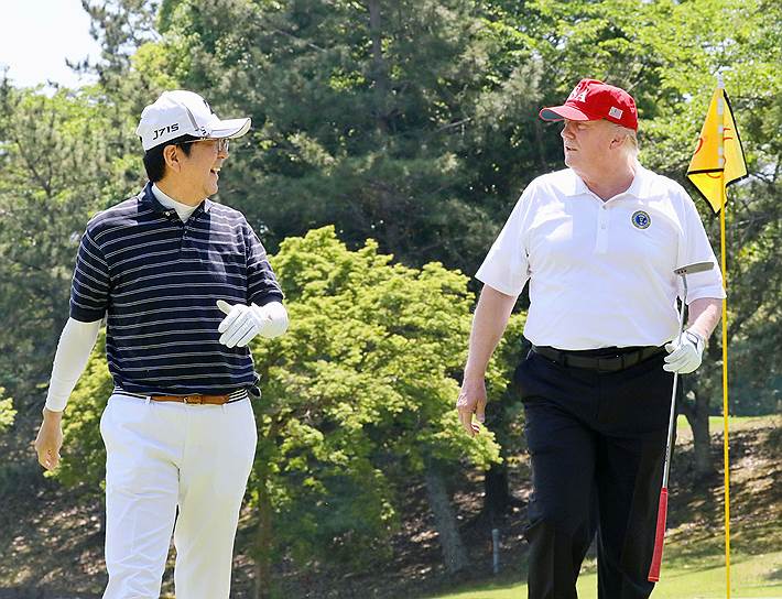 Премьер-министр Японии Синдзо Абэ (слева) и президент США Дональд Трамп