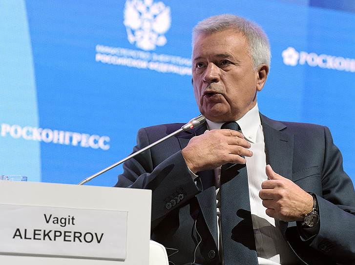 алекперов смеется