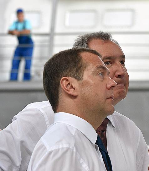 Премьер-минстр России Дмитрий Медведев (слева) и гендиректор «Роскосмоса» Дмитрий Рогозин