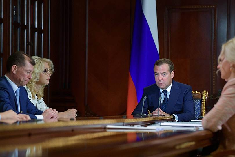 Председатель правительства РФ Дмитрий Медведев (справа)