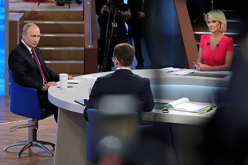 Слева направо: президент России Владимир Путин и телеведущие Елена Винник и Павел Зарубин